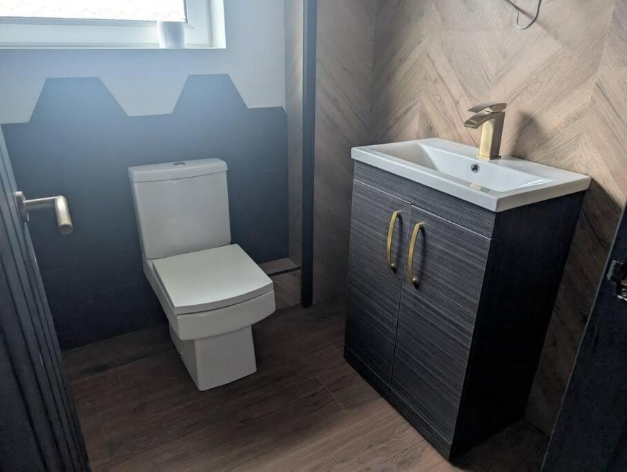 Modern 3Br Home - Private Parking - Tv In Every Bedroom Swansea Exterior photo